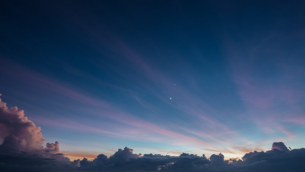 Illustration of how atmospheric particles scatter sunlight affecting sky color