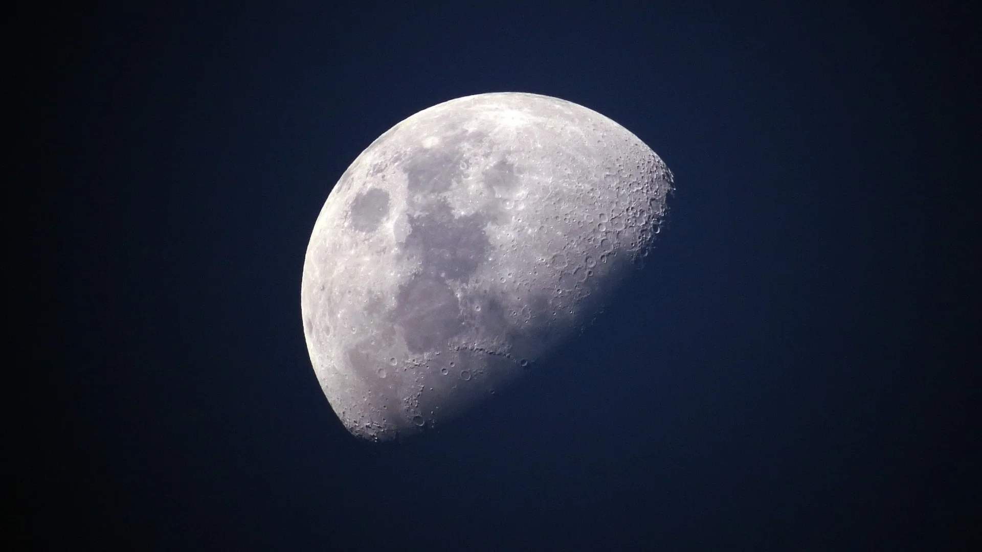 Illustration of tidal locking explaining why the Moon always shows the same face to Earth